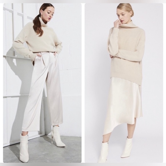 Alice + Olivia Daphney Turtleneck Tunic Sweater
Oatmeal Size S - Picture 3 of 14